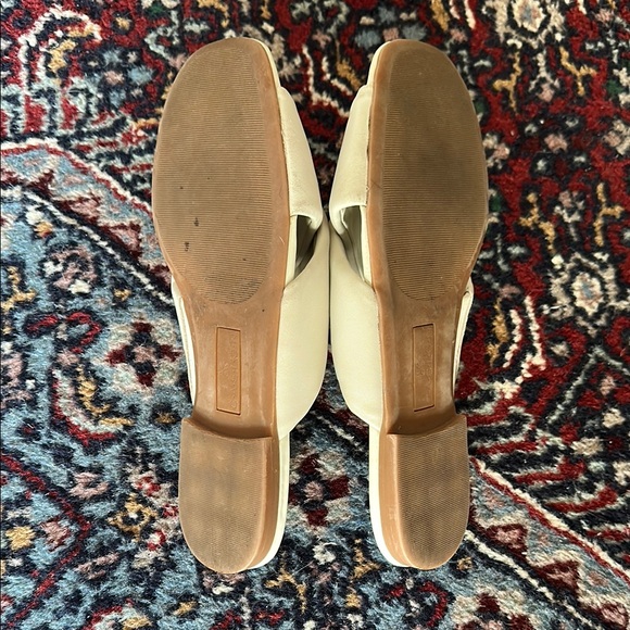 Caslon Calla Cream Sandals with Cross-Strap Design - Picture 7 of 10